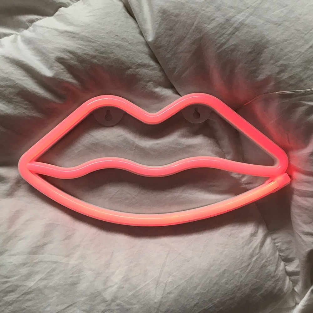 Neon lips sign